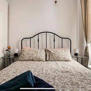 https://leonidass-house.it-romehotels.com
